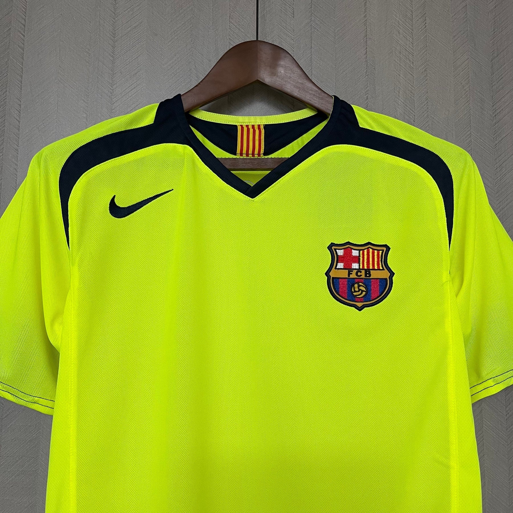 Barcelona Retro 2005/06 away