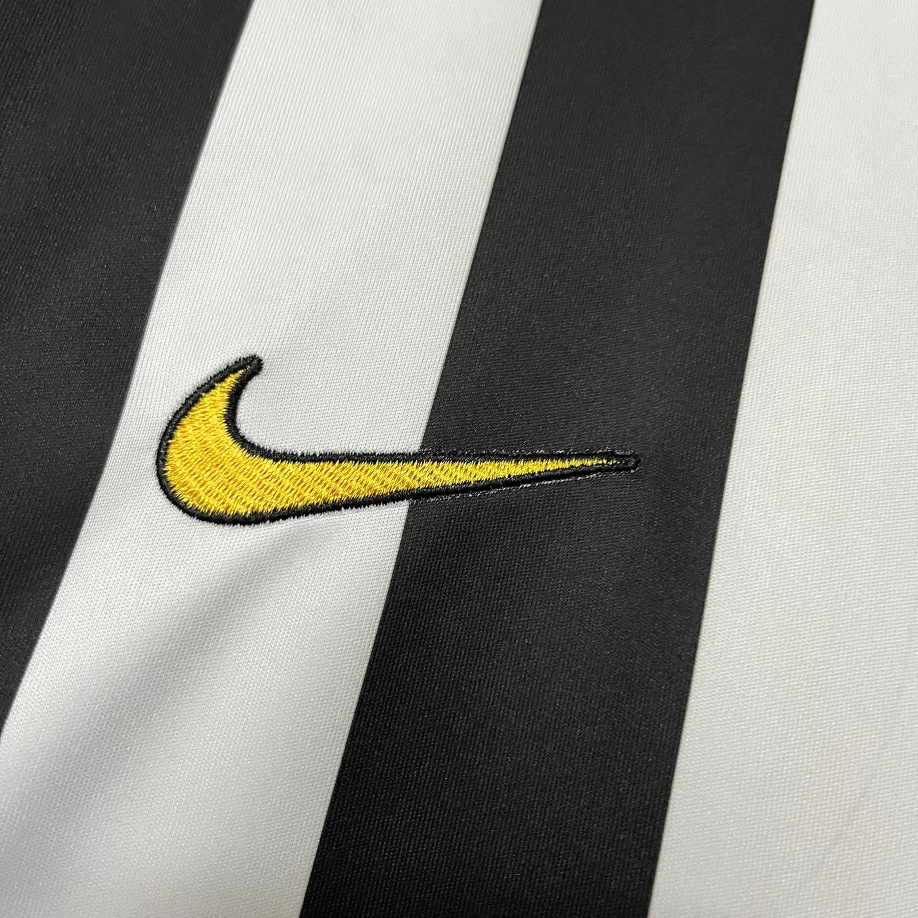 Camisa Juventus Retrô 2010  Preta e Branca