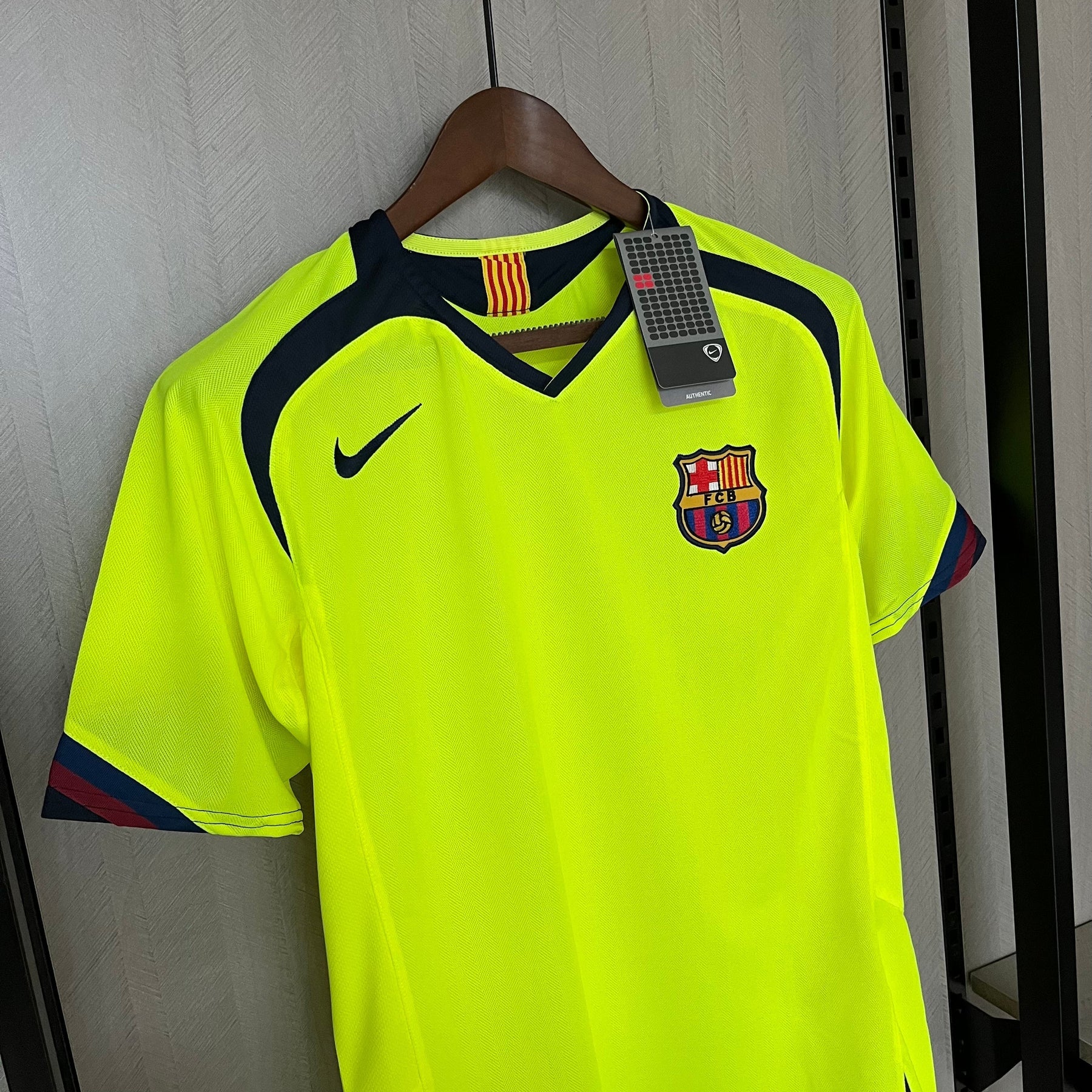 Barcelona Retro 2005/06 away